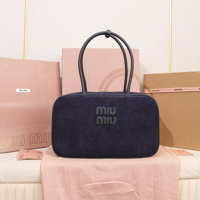 5Bb117：Miumiu新品灯芯绒公文包，时尚与经典的完全融合，精致随性慵懒，灯芯绒面料搭配小牛皮，质感柔软且耐用，比起全皮款更加轻便且颜色也更百搭，无论外观