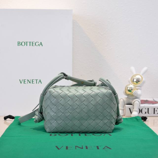 Bottega Veneta 2024新款loop来啦！！喜欢bv家的女孩子很多都拥有过loop这一款包包吧，简约的外观，经典的编织，小巧轻便的包型，这一次的创