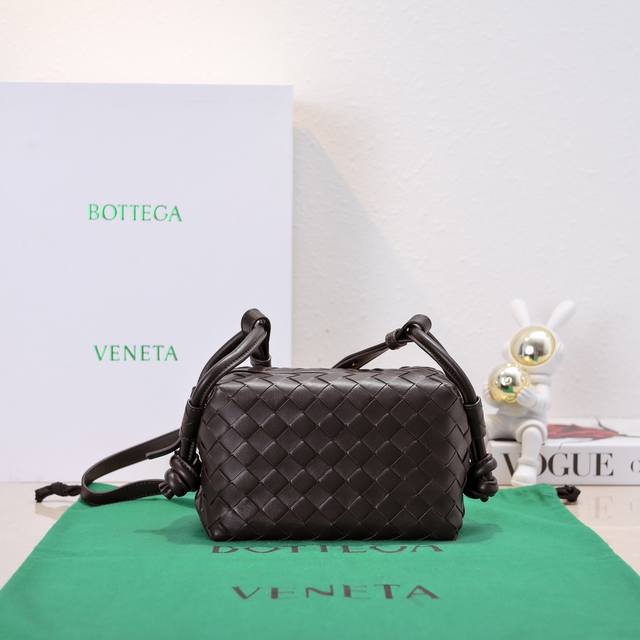 Bottega Veneta 2024新款loop来啦！！喜欢bv家的女孩子很多都拥有过loop这一款包包吧，简约的外观，经典的编织，小巧轻便的包型，这一次的创