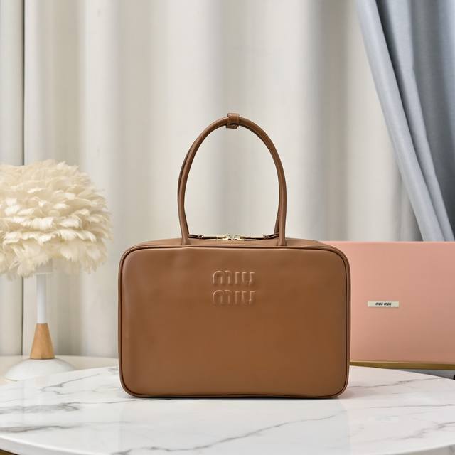 牛皮 5Bb117：Miumiu新品公文包，今年的各大品牌都采用的时尚元素全新鹿绒皮，火爆全网，帆布衬里，这款包包很酷，定格精致的多功能设计，融合男装和女装元素