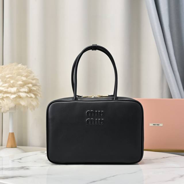 牛皮 5Bb117：Miumiu新品公文包，今年的各大品牌都采用的时尚元素全新鹿绒皮，火爆全网，帆布衬里，这款包包很酷，定格精致的多功能设计，融合男装和女装元素