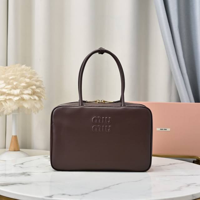 牛皮 5Bb117：Miumiu新品公文包，今年的各大品牌都采用的时尚元素全新鹿绒皮，火爆全网，帆布衬里，这款包包很酷，定格精致的多功能设计，融合男装和女装元素