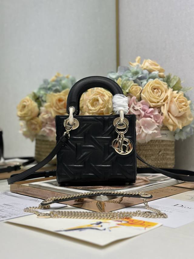 正品级 ，高版本 三格lady Dior 手袋 黑色压花菱格 这款 Lady Dior 手袋凸显经典 Lady Dior 系列的简约美学，集中体现了 Dior