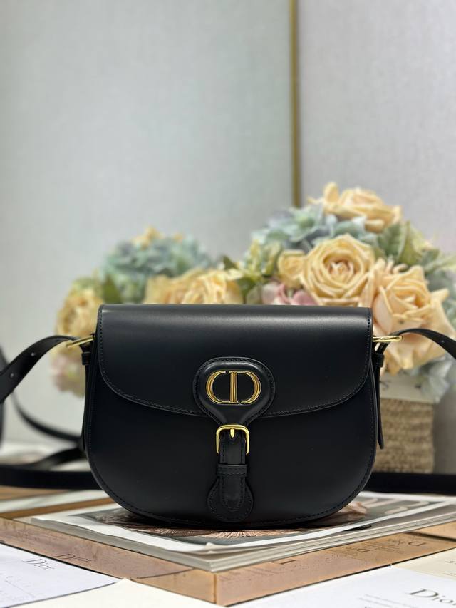 正品级 ，高版本 New Dior Bobby 中号手袋 黑色平纹 这款 Dior Bobby 手袋是二零二五早春系列新品，以高雅线条和匀称比例全新演绎水饺包廓