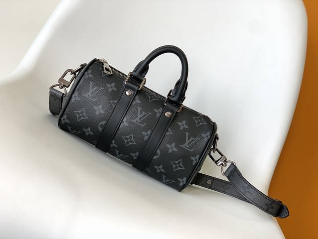 正品级 顶级原单 M45947 推出aerogram 版本的新款 Keepall Xs，由黑花皮革制成，内敛时尚。黑色金属字母标识，皮革包身搭配顶部手柄和可调节