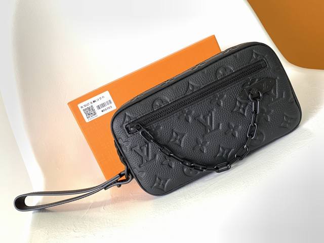 正品级 M68321 黑花m55703 压花顶级原单 春夏秀场为 Virgil Abloh 设计的 Pochette Volga 手拿包揭开面纱。Monogra