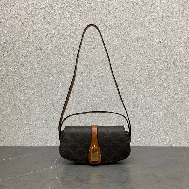 正品级 Celine Tabou Clutch 秋冬单品、手提肩背都很、容量别小看！日常足够装：手机、粉饼、口红、手表、暴发户：可单放3手机也是ok的ho～ 牛