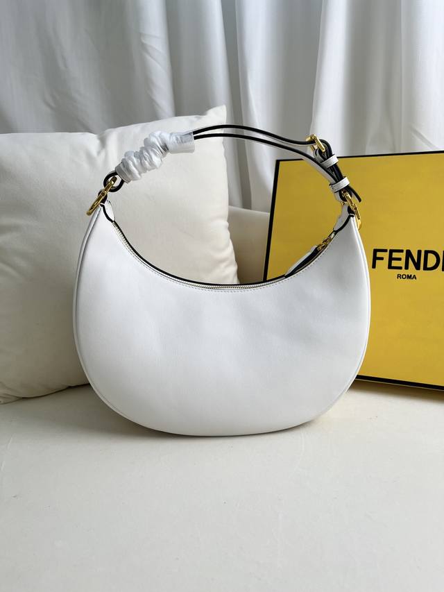 正品级 白色大号 Fend1Praphy腋下包，以月牙造型为特色，把经典金属大logo[Fend1]装饰在包包底部，包包的轮廓很贴切身体的线条，背在腋下的时候时