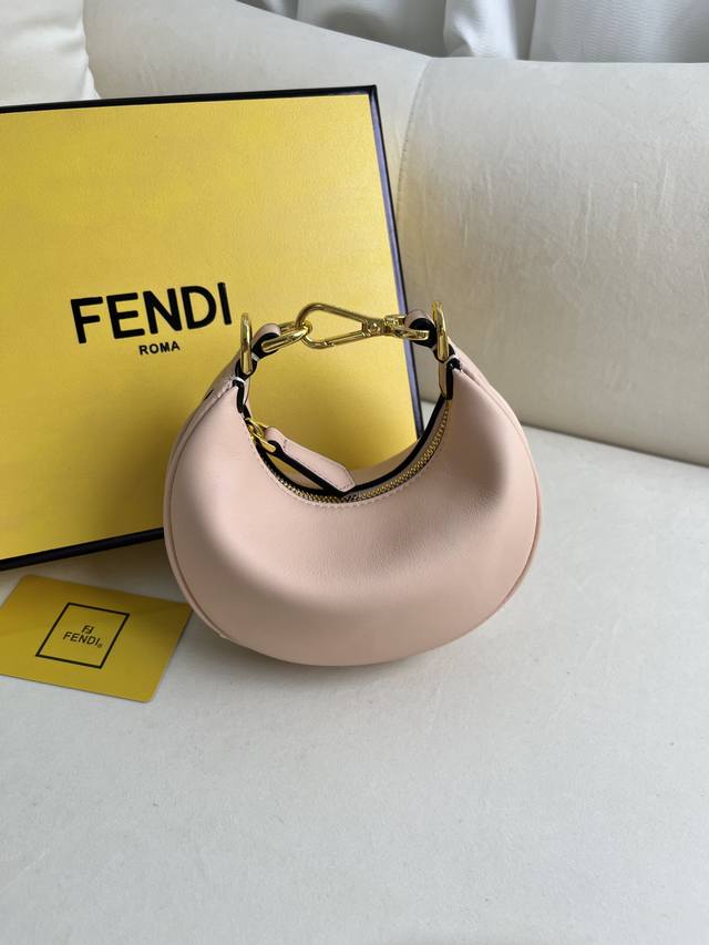 正品级 粉色小号 Fend1Praphy腋下包，以月牙造型为特色，把经典金属大logo[Fend1]装饰在包包底部，包包的轮廓很贴切身体的线条，背在腋下的时候时