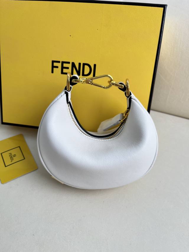 正品级 白色小号 Fend1Praphy腋下包，以月牙造型为特色，把经典金属大logo[Fend1]装饰在包包底部，包包的轮廓很贴切身体的线条，背在腋下的时候时