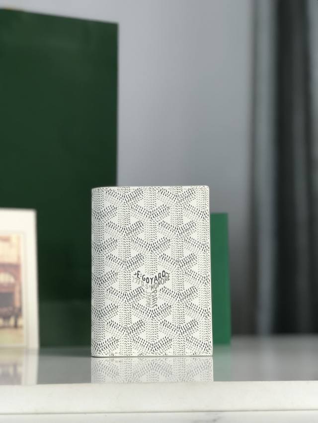 正品级 Goyard 卡包 日常搭配必备单品 Saint-Pierre卡夹的功能齐全，设有一个大尺寸纸钞袋，可以同时存放卡片、证件和钞票。袖珍小巧的设计正好适合