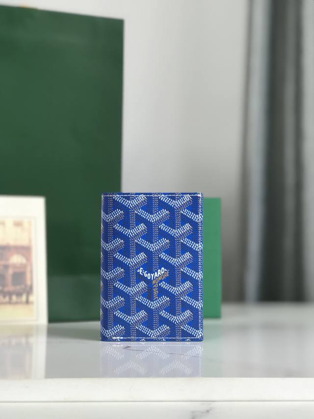 正品级 Goyard 卡包 日常搭配必备单品 Saint-Pierre卡夹的功能齐全，设有一个大尺寸纸钞袋，可以同时存放卡片、证件和钞票。袖珍小巧的设计正好适合