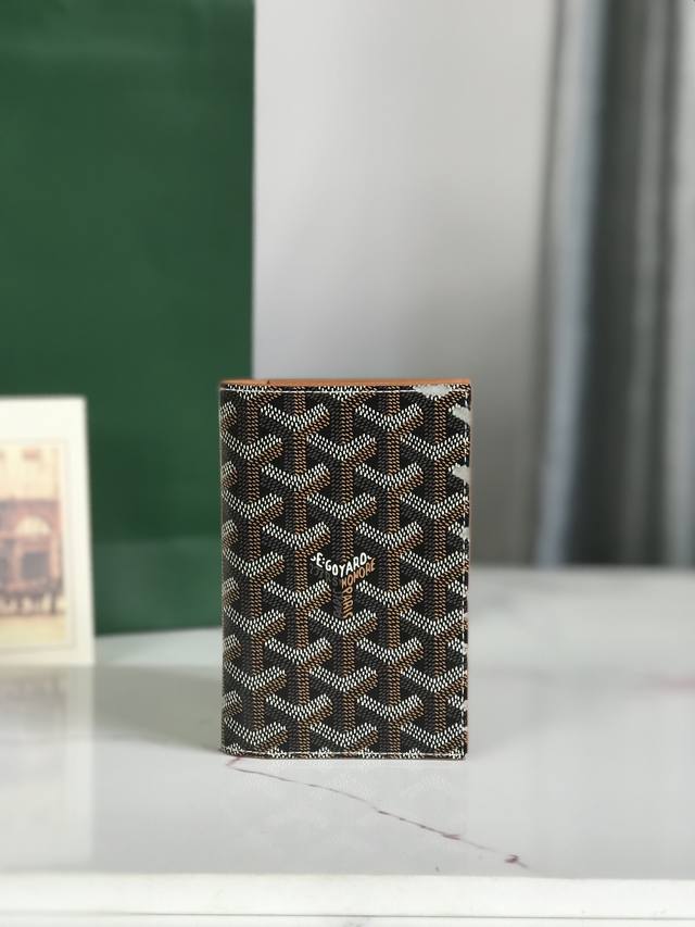 正品级 Goyard 护照夹 时尚出行必备单品 Grenelle护照夹非常适合在旅行时使用，因为它不仅可以让您存放护照，还可以存放卡片和各种证件。 使用专属钱包