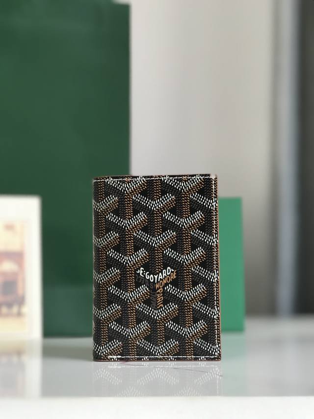 正品级 Goyard 卡包 日常搭配必备单品 Saint-Pierre卡夹的功能齐全，设有一个大尺寸纸钞袋，可以同时存放卡片、证件和钞票。袖珍小巧的设计正好适合