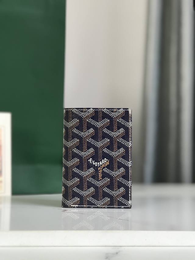 正品级 Goyard 卡包 日常搭配必备单品 Saint-Pierre卡夹的功能齐全，设有一个大尺寸纸钞袋，可以同时存放卡片、证件和钞票。袖珍小巧的设计正好适合