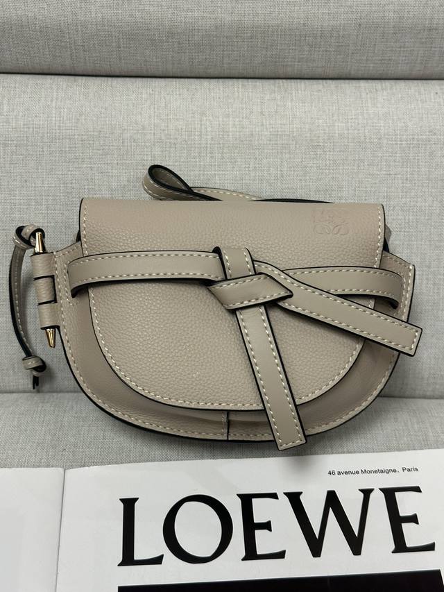 原厂皮 Loewe 56T18奶白 Mini Gate 迷你马鞍包 小巧包袋呼应俏皮造型趣味中不失格调迷你包型看似虽小却很能“装”放得下iphone7 8 X