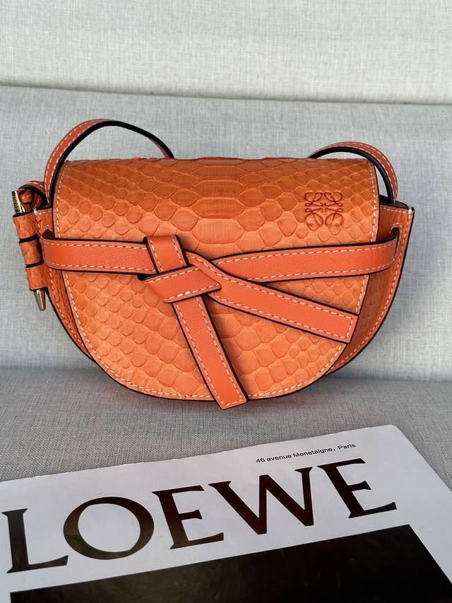 原厂皮 Loewe 56T18蛇皮橙色 Mini Gate 迷你马鞍包 小巧包袋呼应俏皮造型趣味中不失格调迷你包型看似虽小却很能“装”放得下iphone7 8