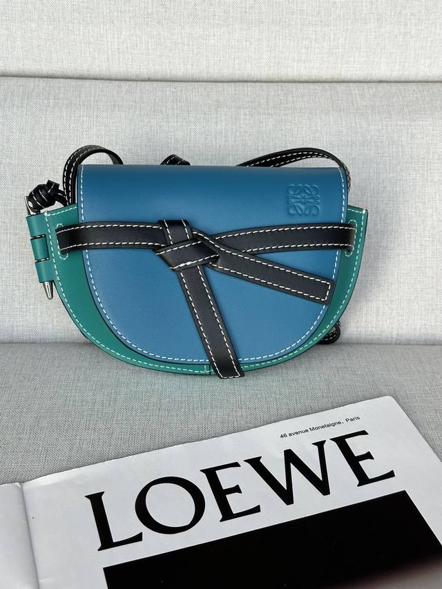 原厂皮 Loewe 56T18暗礁湖色 Mini Gate 迷你马鞍包 小巧包袋呼应俏皮造型趣味中不失格调迷你包型看似虽小却很能“装”放得下iphone7 8