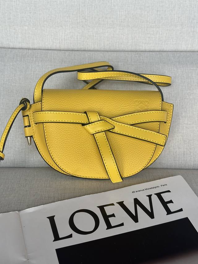 原厂皮 Loewe 56T18 柠檬黄mini Gate 迷你马鞍包 小巧包袋呼应俏皮造型趣味中不失格调迷你包型看似虽小却很能“装”放得下iphone7 8 X