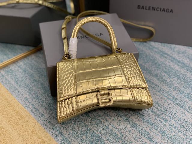 正品级 色金鳄鱼纹全新升级版s号 出 你们问了n遍的沙漏包来la！ Balenciagα本季重磅hourglass鳄鱼纹沙漏包，独特的标志性弧线形状造型极具辨识