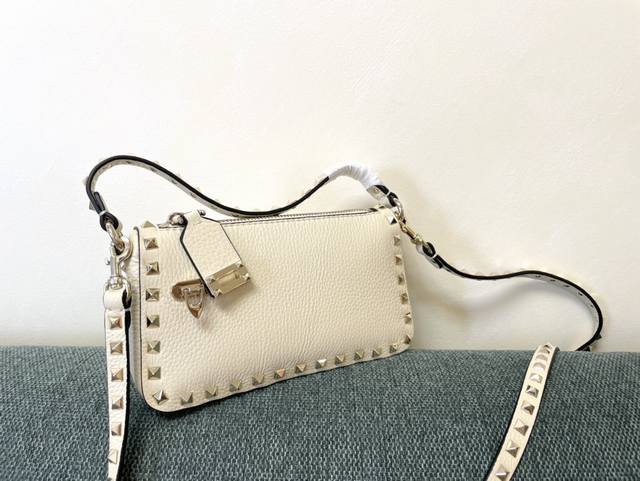 Vt新款小巧手挎包 型号：5500 尺寸：19X13X7Cm Valentino Garavani Rockstud 小号粒面小牛皮斜挎包,标志性的钩扣开合设计