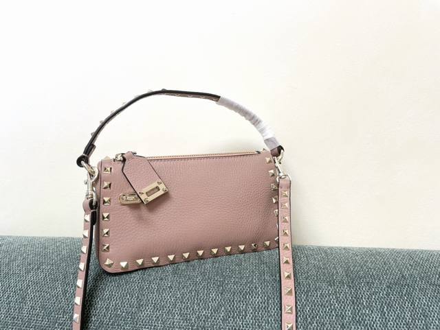 Vt新款小巧手挎包 型号：5500 尺寸：19X13X7Cm Valentino Garavani Rockstud 小号粒面小牛皮斜挎包,标志性的钩扣开合设计