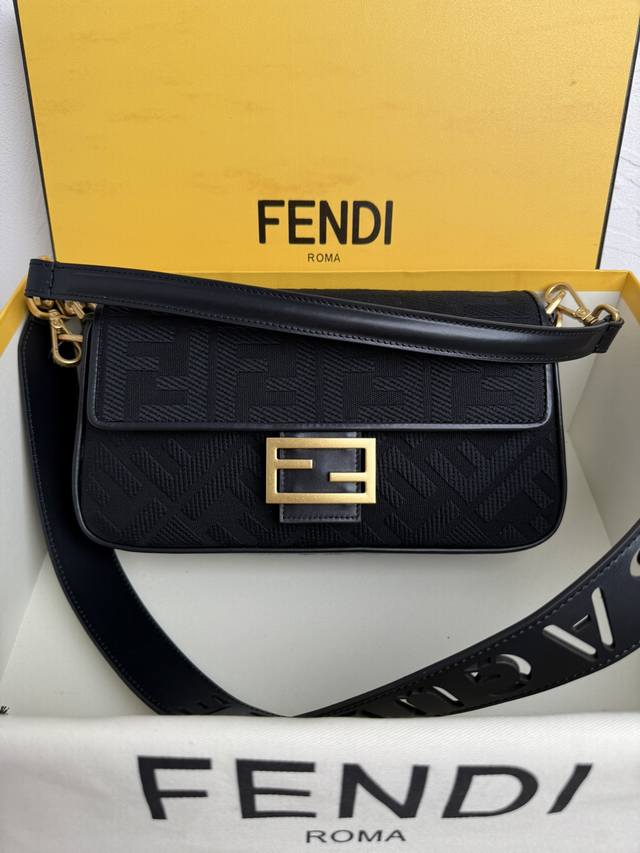 正品级 黑色现货。款号 8598 Fendi 火爆经典baguette ，原材料采用帆布高级工艺打造，整只包双ff立体刺绣质感无敌，配有可拆卸和baguette