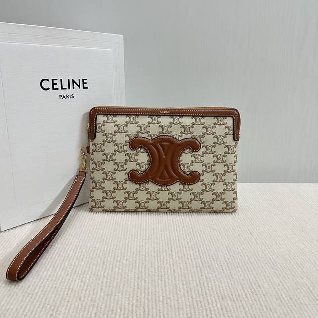 正品级 新品上线 这款celine 手拿包， 基础款多加了手绳实用性更大了，拉链处棕色皮包边和logo相呼应 ，更加增添独特感，做工精细 走线精致， 配有手拎带