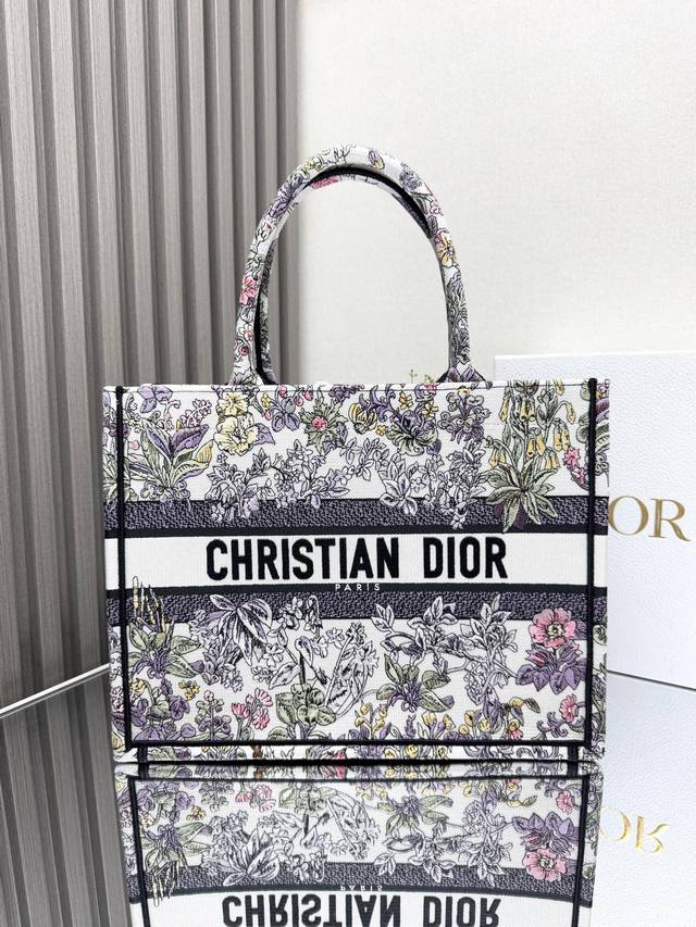 正品级 ，高版本 新款独角兽白色花 中号 Dior Book Tote 购物袋 这款book Tote手袋灵感来自女装创意总监玛丽亚 嘉茜娅 蔻丽 Maria