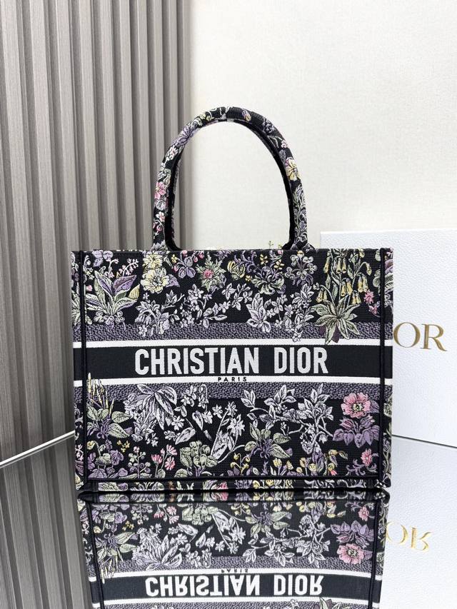 正品级 ，高版本 新款独角兽黑色花 中号 Dior Book Tote 购物袋 这款book Tote手袋灵感来自女装创意总监玛丽亚 嘉茜娅 蔻丽 Maria