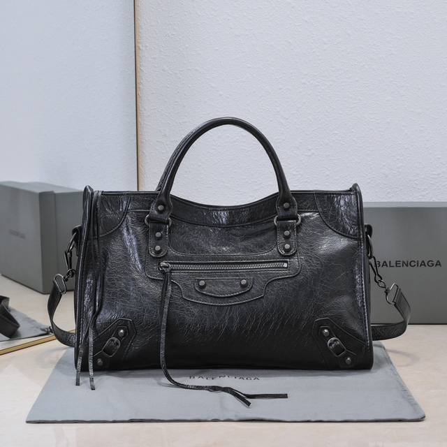 正品级 Balenciaga*Le City时代眼泪 最具标志性手袋le City系列2024该系列强势回归 重新演绎经典和经典系列稍有不同的是取消了镜子和卡包