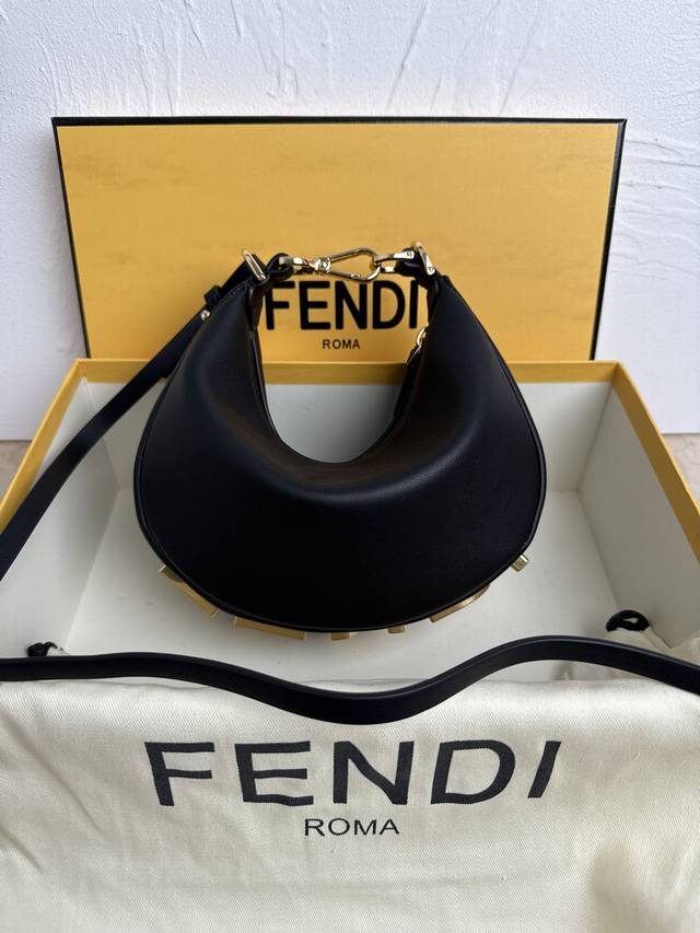 正品级 新尺寸小号praphy腋下包，以月牙造型为特色，把经典金属大logo[Fend1]装饰在包包底部，包包的轮廓很贴切身体的线条，背在腋下的时候时尚感满满，