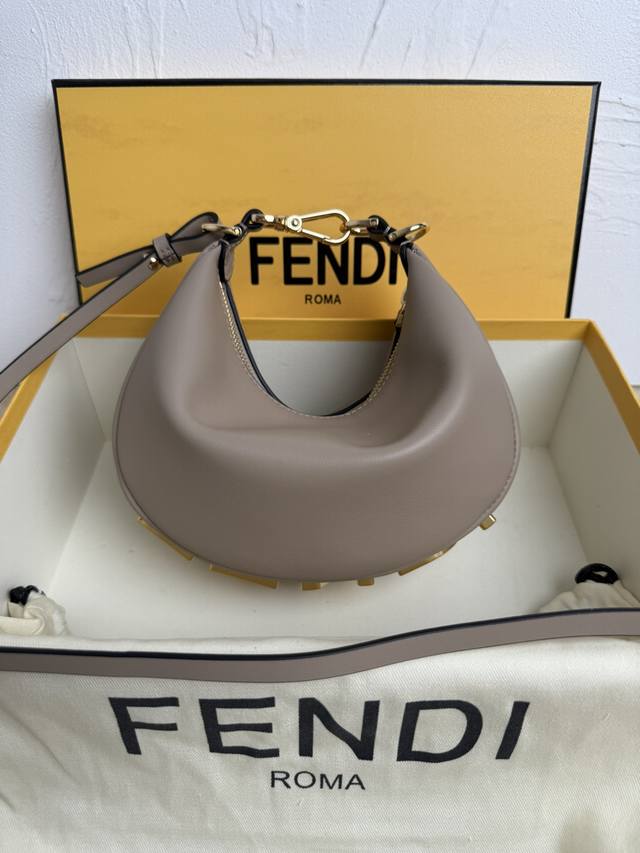 正品级 新尺寸小号praphy腋下包，以月牙造型为特色，把经典金属大logo[Fend1]装饰在包包底部，包包的轮廓很贴切身体的线条，背在腋下的时候时尚感满满，