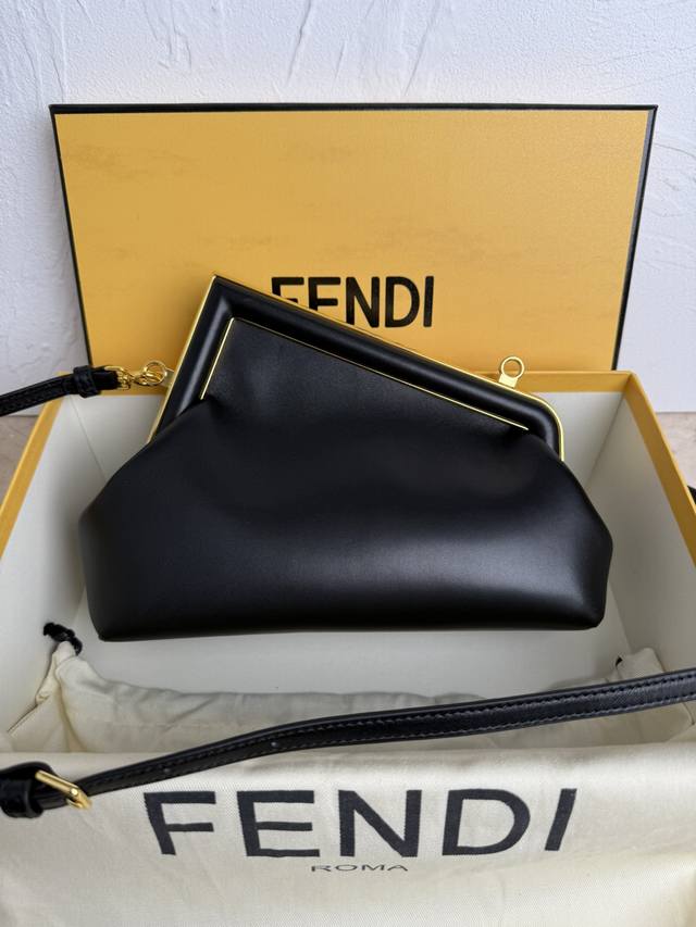 正品级 Fendi First小号手袋 粉色皮革手袋 更多细节 Fendi First小号手袋，柔软的粉色纳帕皮革材质，同色系纳帕皮革上固定有金属大幅f开合。内