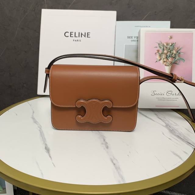 正品级 Celine 新品上线新款～浮雕凯旋门。这款是在凯旋门box的基础上，做了些改动，把五金logo改成浮雕皮扣logo ，肩带两边的五金也取消了。整个设计