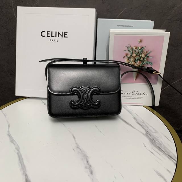 正品级 Celine 新品上线新款～浮雕凯旋门。这款是在凯旋门box的基础上，做了些改动，把五金logo改成浮雕皮扣logo ，肩带两边的五金也取消了。整个设计