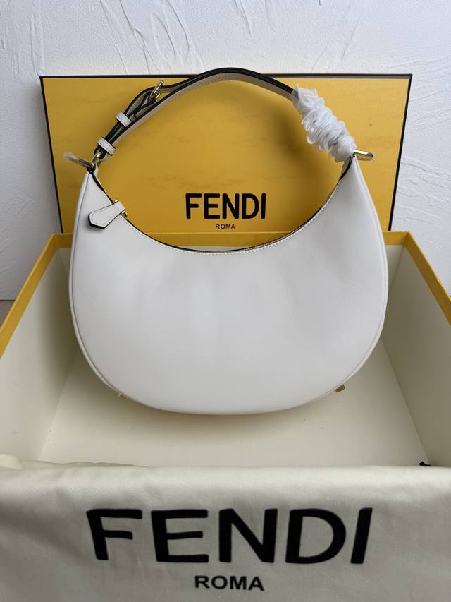 正品级 Fend1Praphy腋下包，以月牙造型为特色，把经典金属大logo[Fend1]装饰在包包底部，包包的轮廓很贴切身体的线条，背在腋下的时候时尚感满满，