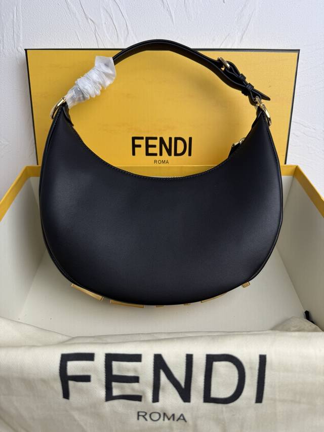 正品级 Fend1Praphy腋下包，以月牙造型为特色，把经典金属大logo[Fend1]装饰在包包底部，包包的轮廓很贴切身体的线条，背在腋下的时候时尚感满满，