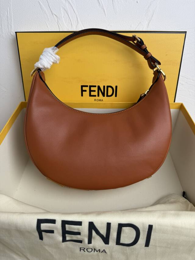 正品级 Fend1Praphy腋下包，以月牙造型为特色，把经典金属大logo[Fend1]装饰在包包底部，包包的轮廓很贴切身体的线条，背在腋下的时候时尚感满满，