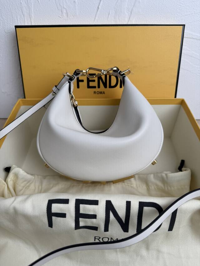 正品级 新尺寸小号praphy腋下包，以月牙造型为特色，把经典金属大logo[Fend1]装饰在包包底部，包包的轮廓很贴切身体的线条，背在腋下的时候时尚感满满，