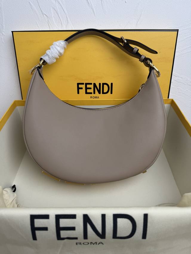 正品级 Fend1Praphy腋下包，以月牙造型为特色，把经典金属大logo[Fend1]装饰在包包底部，包包的轮廓很贴切身体的线条，背在腋下的时候时尚感满满，