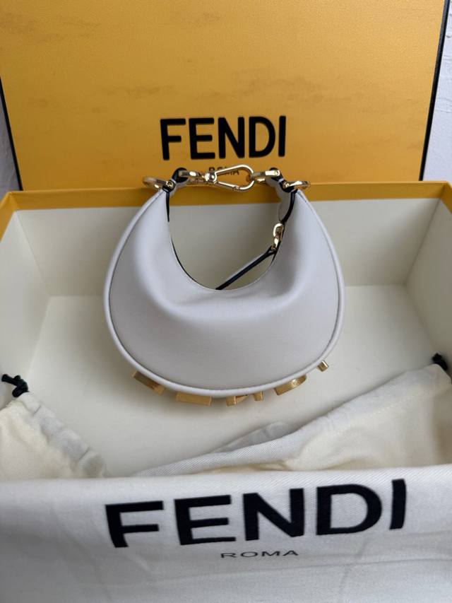 正品级 白色mini Fend1Praphy腋下包，以月牙造型为特色，把经典金属大logo[Fend1]装饰在包包底部，包包的轮廓很贴切身体的线条，背在腋下的时