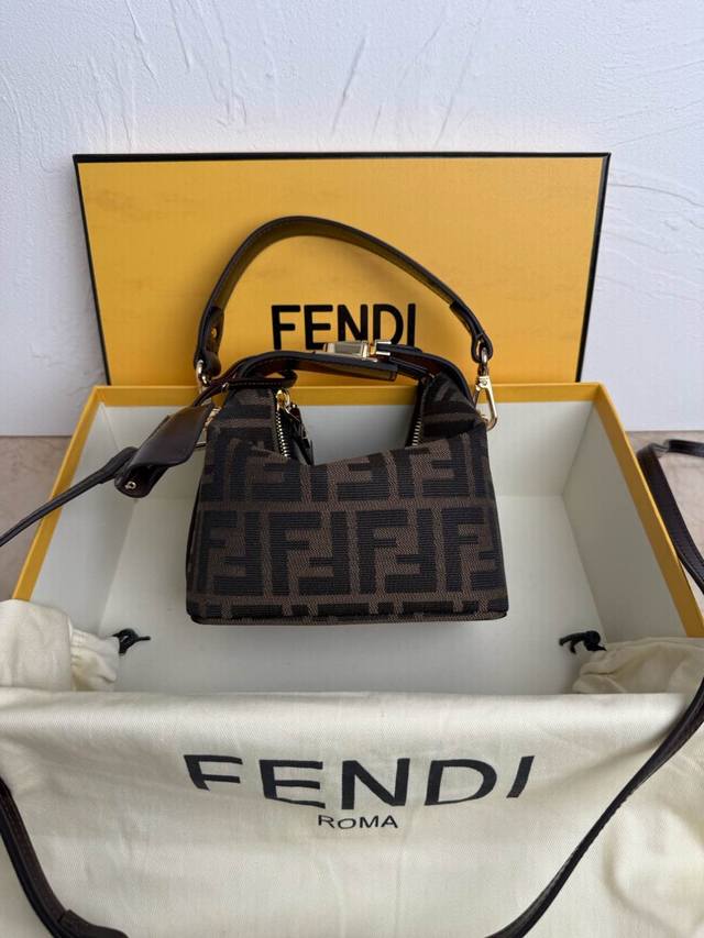 正品级 Fendi 超火饭盒中古包，双f老花标志性款式。这个包真的是各大网红同款了！配长短肩带。 尺寸：15X9X13Cm 3.0 款号：便当包