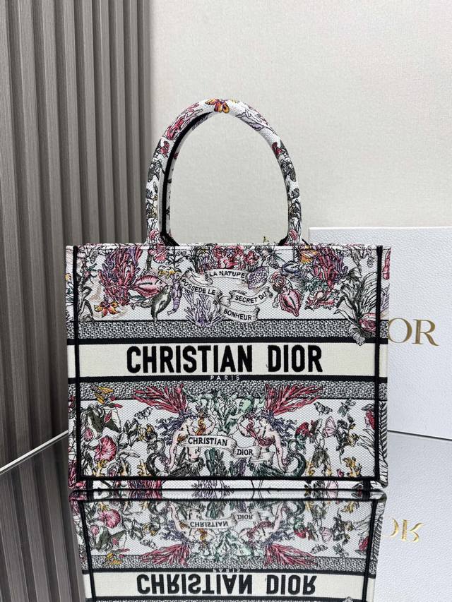 正品级 ，高版本 新款美人鱼 中号 Dior Book Tote 购物袋 这款book Tote手袋灵感来自女装创意总监玛丽亚 嘉茜娅 蔻丽 Maria Gra