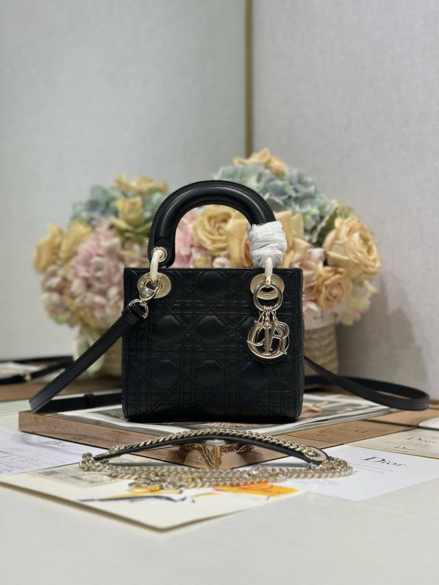 正品级 迷你 Lady Dior 新工艺双绣线藤格纹手袋 三格黑羊 这款 Lady Di Or 手袋集中体现了 Di Or 对优雅和美丽的深刻洞见。采用黑色羊皮