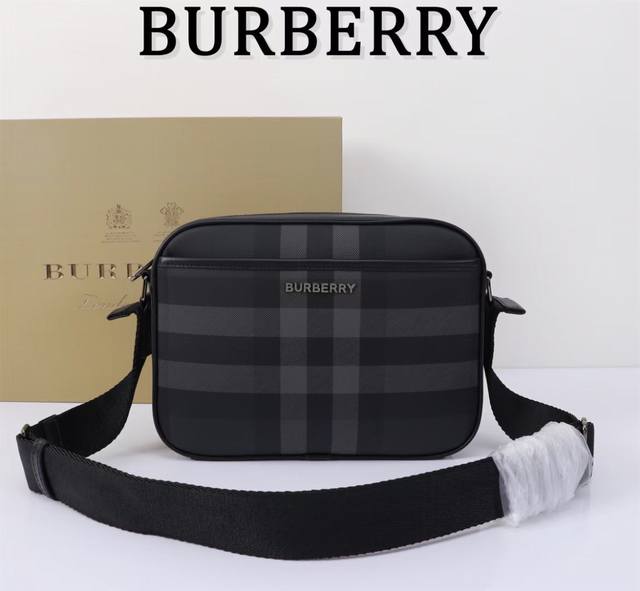 精巧的斜背包，选用 Burberry 格纹和光滑皮革材质打造。 25 X 5 X 18Cm 正面饰有 Burberry 立体字母徽标，此件精品的主要材料中至少