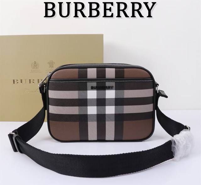 精巧的斜背包，选用 Burberry 格纹和光滑皮革材质打造。 25 X 5 X 18Cm 正面饰有 Burberry 立体字母徽标，此件精品的主要材料中至少