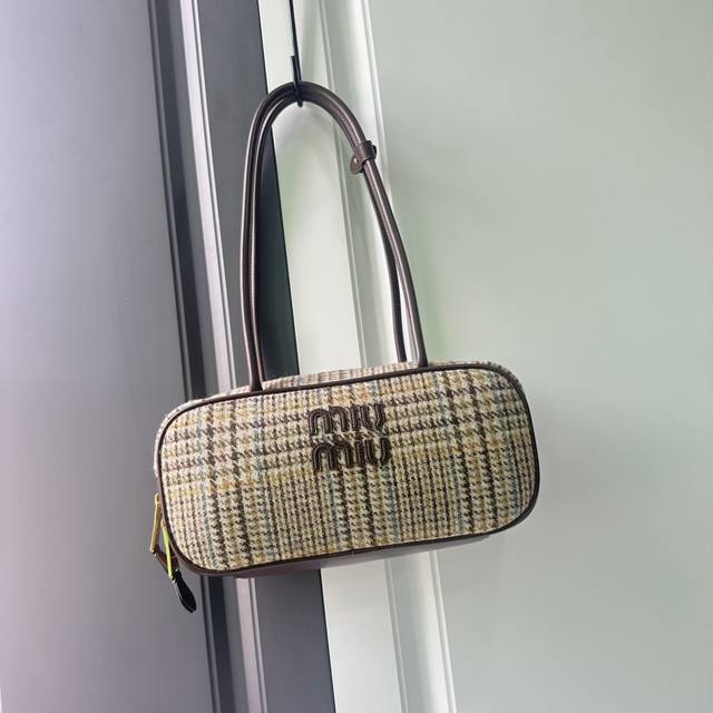 Miumiu 5Bb147:Miu新品千乌格保龄球，采用全新羊毛面料搭配高级平纹小牛皮，大胆创新的设计完美诠释了 Miu不拘一格，潇酒随意包容的人生态度，这款很