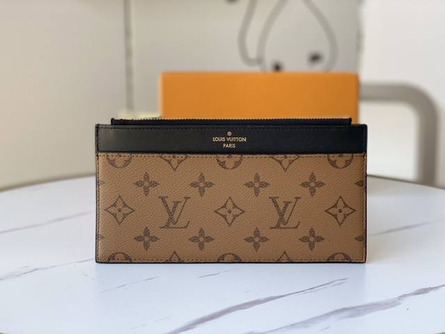 M80390 Slim Purse 手拿包 采用 Monogram 帆布和丝滑牛皮实现简约构型，点缀标识压纹，设有拉链主隔层、外贴袋、外隔层和卡位，亦可置于其他