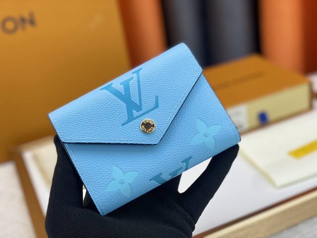 顶级原版 Victorine 钱夹本款 Victorine 钱夹以 Monogram Empreinte 软粒面皮革呈现经典 Monogram 压纹，在双色效果